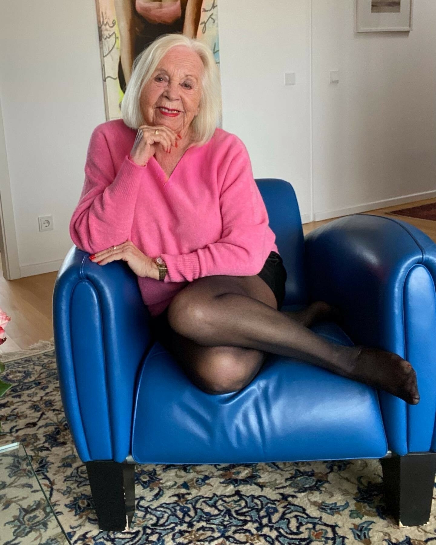 Oldslut with red lipstick — 17