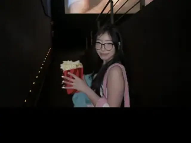 invite a mi amiga al cine y me dejo hacerle un creampie
